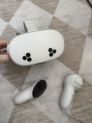 Meta quest headset - meta, vr